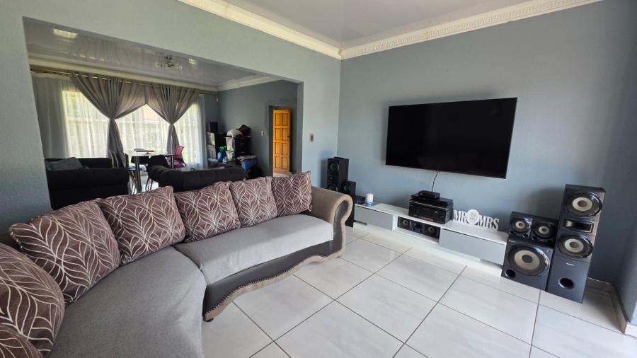 4 Bedroom Property for Sale in La Hoff North West